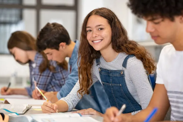 Adolescentes estudiando inglés