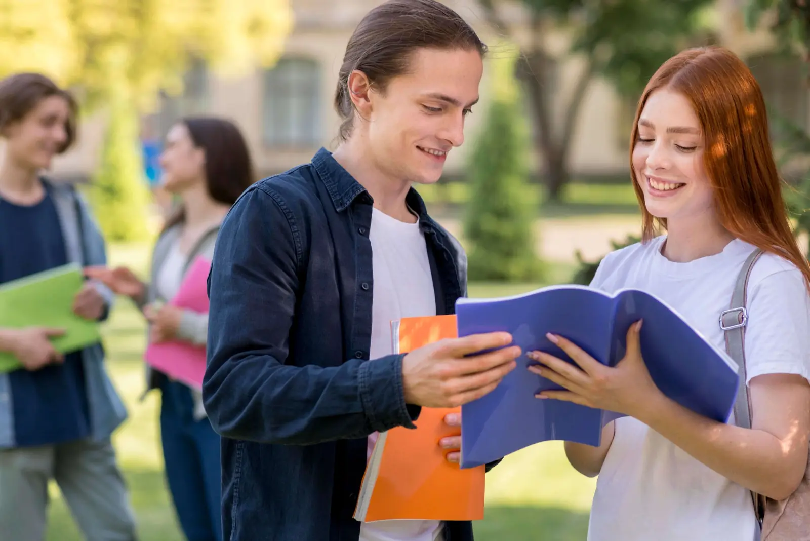 Grupo de adolescentes conversando durante una clase