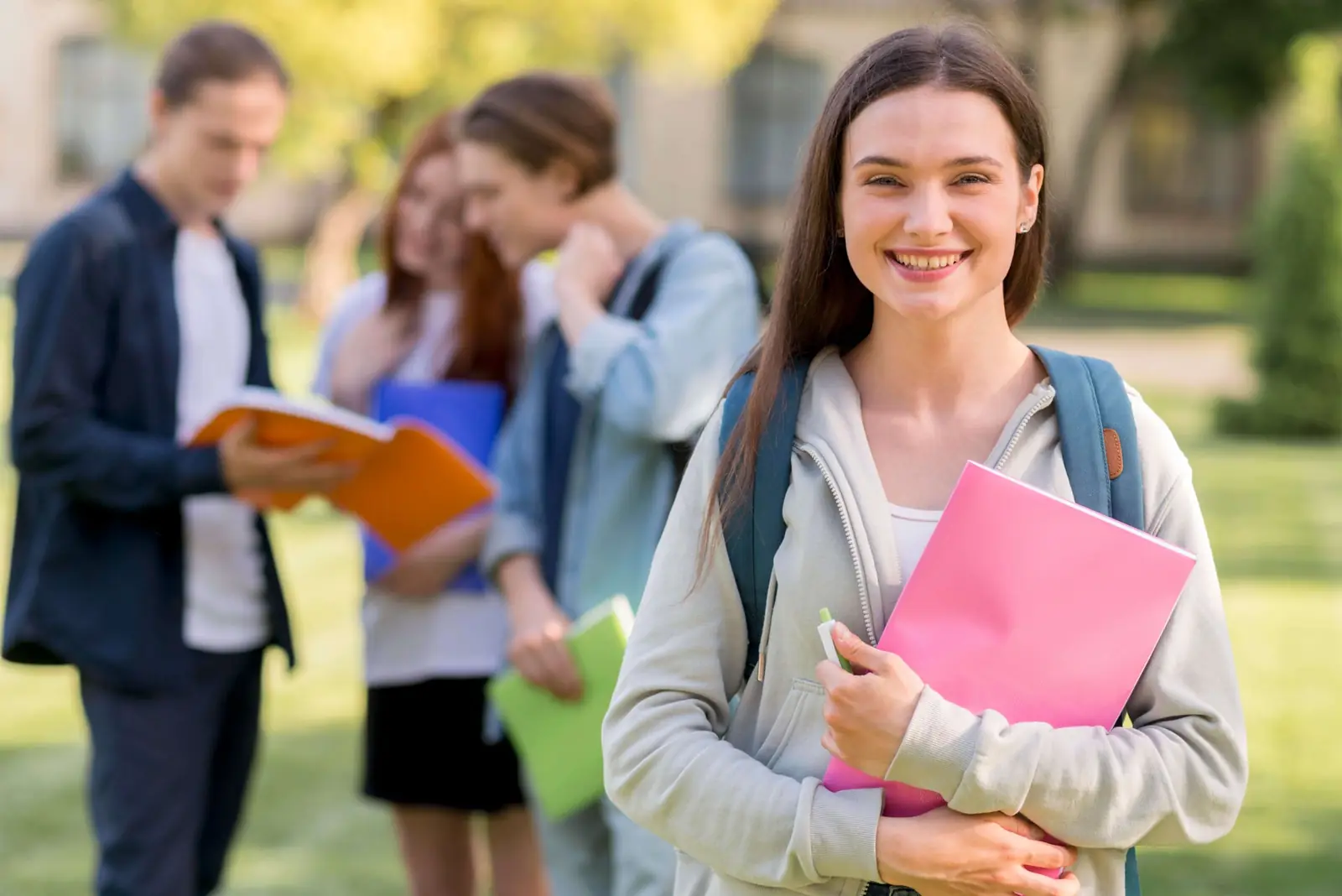 Alumna sonriente con libros, lista para su clase de idiomas