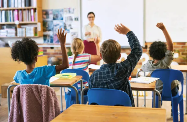Niños aprendiendo inglés en clase
